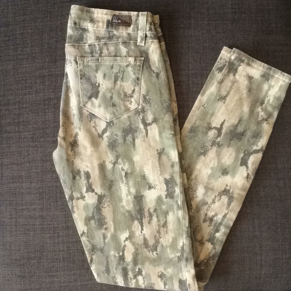 PAIGE JEANS SZ 26